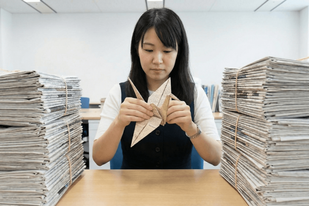 gap-hac-bang-giay-bao-cu (1)